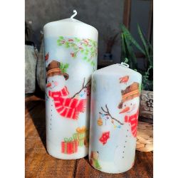 Коледна свещ Снежко с червен шал, 20 см (1 бр.)